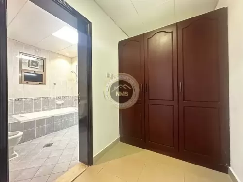 Residential Ready Property 3 Bedrooms U/F Apartment  for rent in Abu Dhabi #59905 - 1  image 