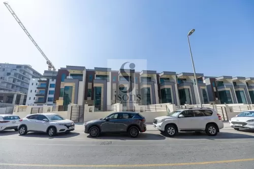 Residential Ready Property 4 Bedrooms U/F Townhouse  for sale in  Bur Dubai , Dubai #60332 - 1  image 